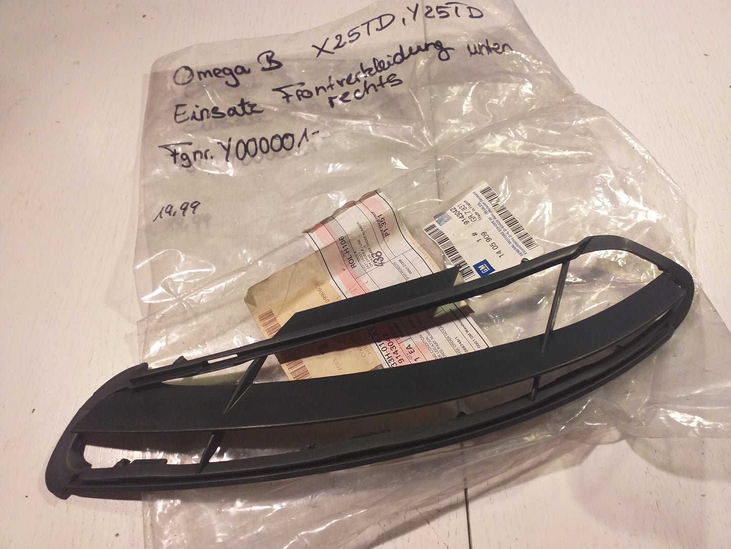 Omega B X25TD, Y25TD Einsatz Frontverkleidungunten rechts original GMOpel NEU