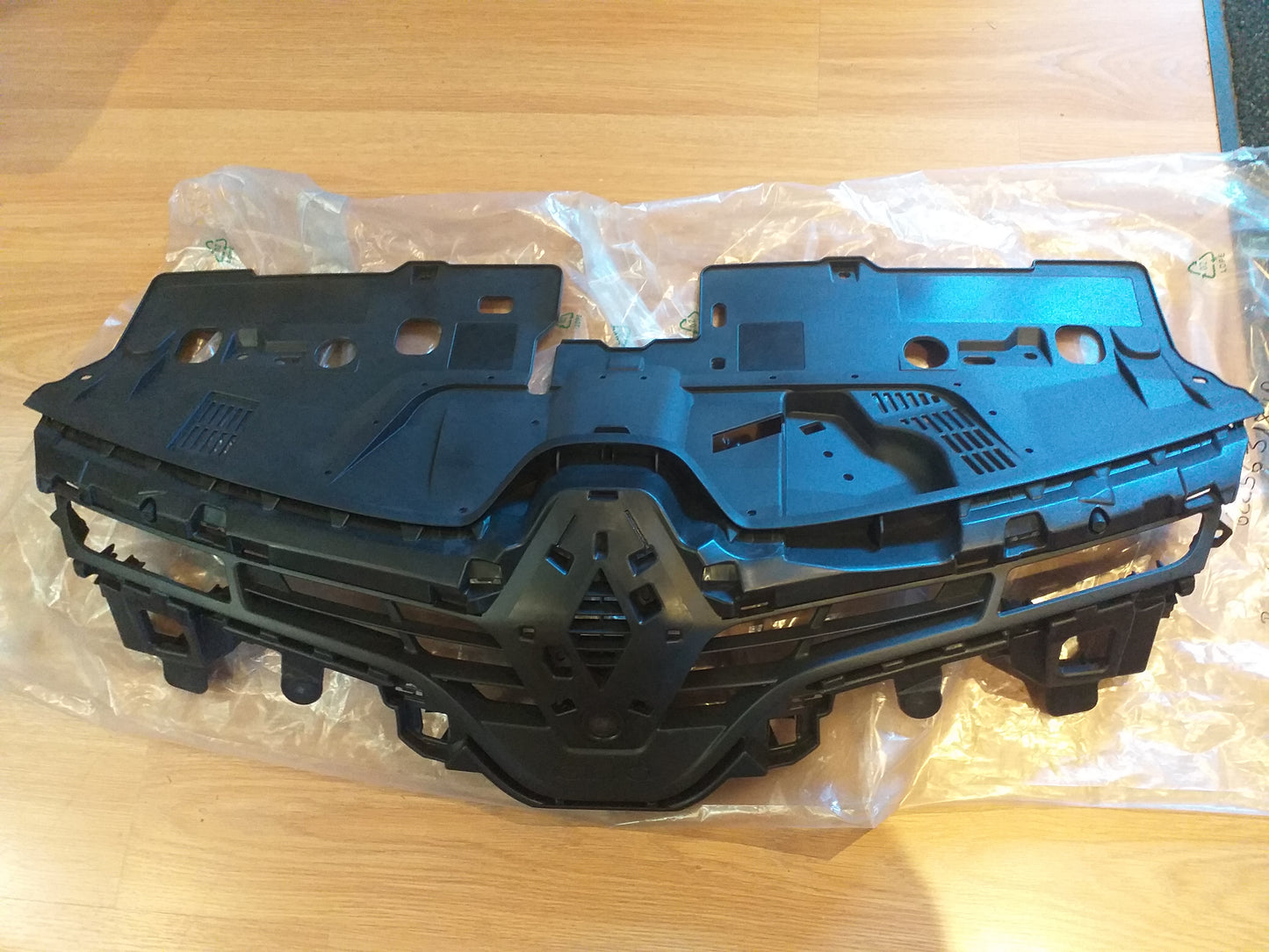 Renault Clio 4 Frontmaske Kühlergrill ohne Blende und Emblem original Renault NEU