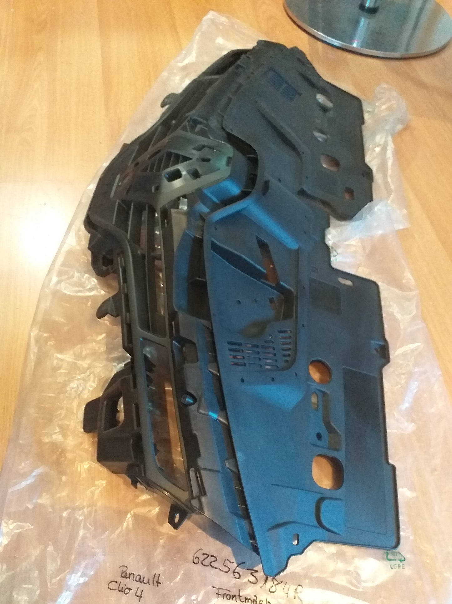 Renault Clio 4 Frontmaske Kühlergrill ohne Blende und Emblem original Renault NEU