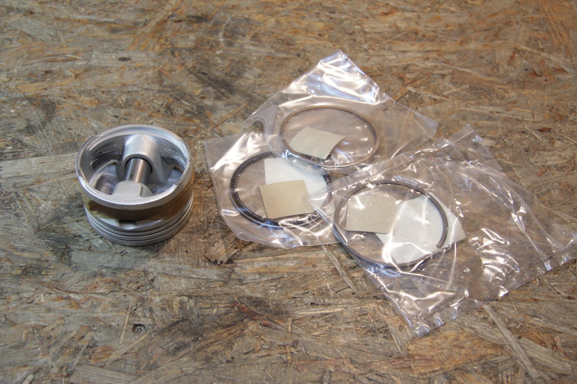 Original GM Opel Kolben mit Bolzen und Ringe Zylinderbohrung 78,96 Kennzeichen: 6 90297083 Ascona C , Astra F , Corsa A , ...