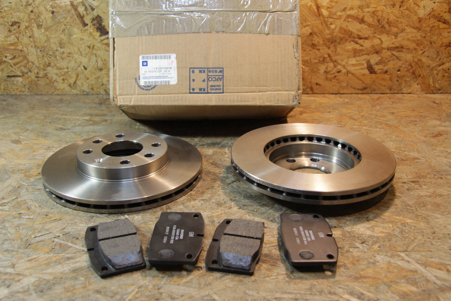 Original GM Opel Bremsensatz  vorne mit Bremsscheiben und Belägen  93175479 Kadett E