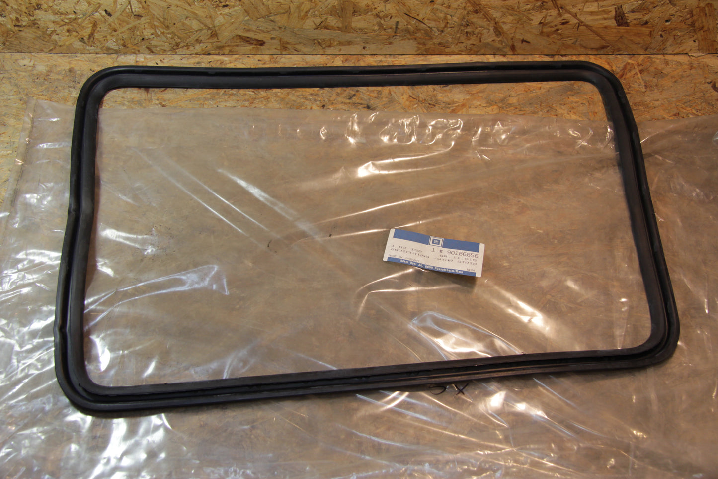 Original GM Opel GUMMIABDICHTUNG, SEITENWANDBELUEFTUNG HINTEN, RECHTS   90186656 Kadett E