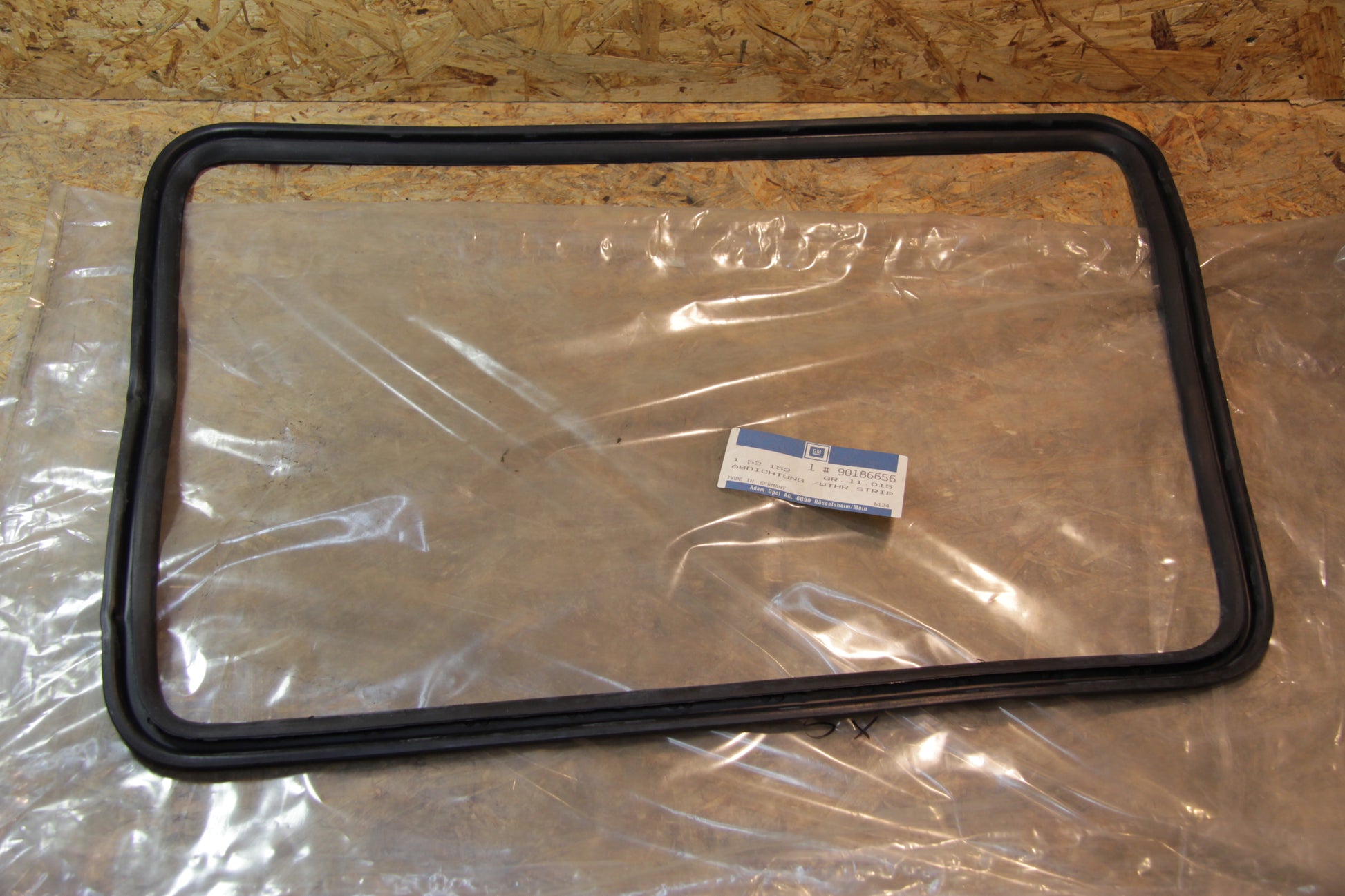 Original GM Opel GUMMIABDICHTUNG, SEITENWANDBELUEFTUNG HINTEN, RECHTS   90186656 Kadett E