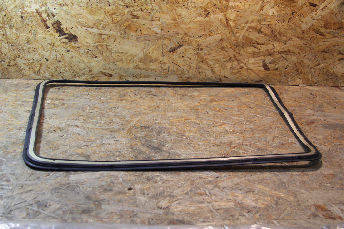 Original GM Opel GUMMIABDICHTUNG, SEITENWANDBELUEFTUNG HINTEN, RECHTS   90186656 Kadett E
