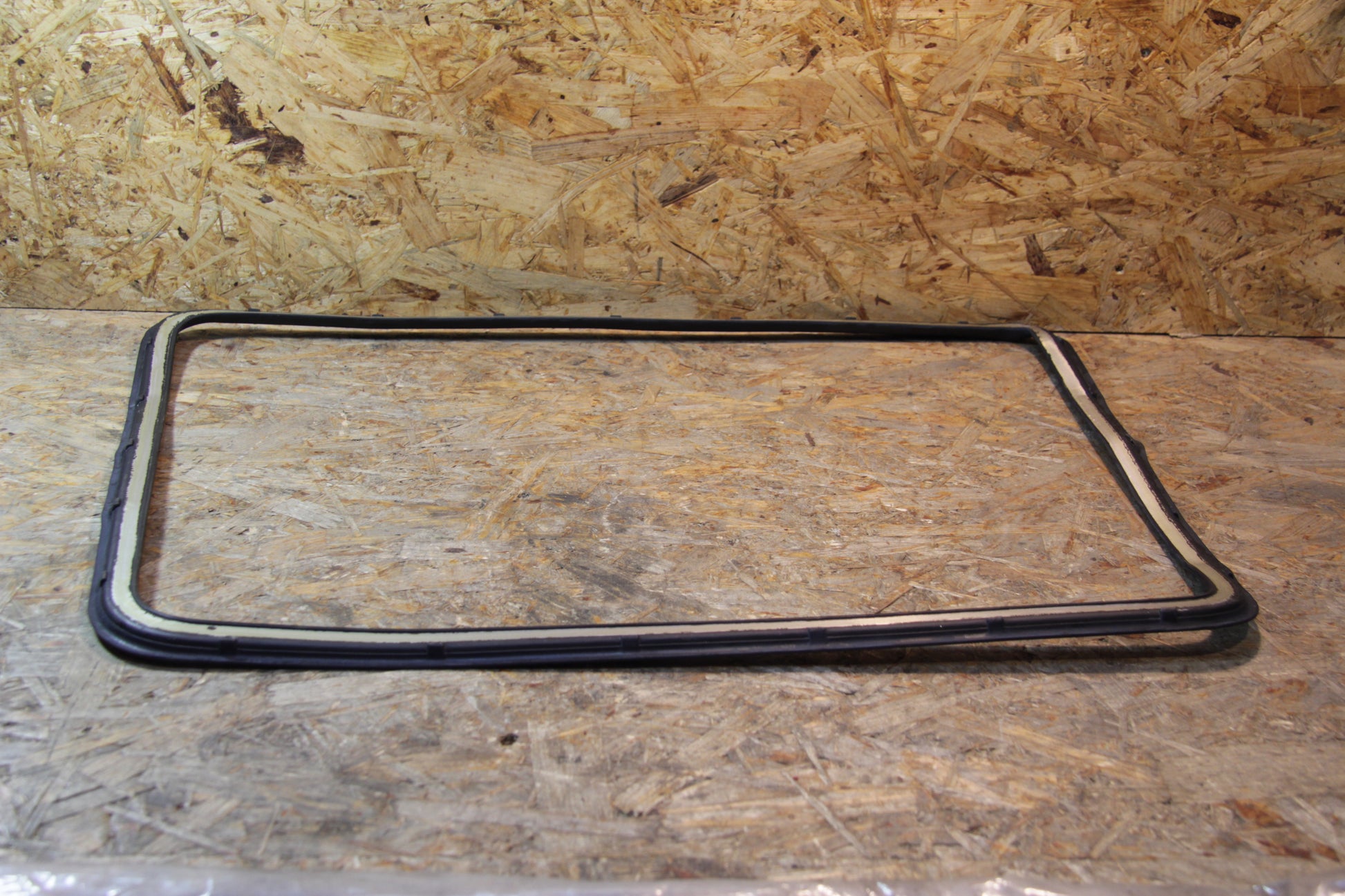 Original GM Opel GUMMIABDICHTUNG, SEITENWANDBELUEFTUNG HINTEN, RECHTS   90186656 Kadett E