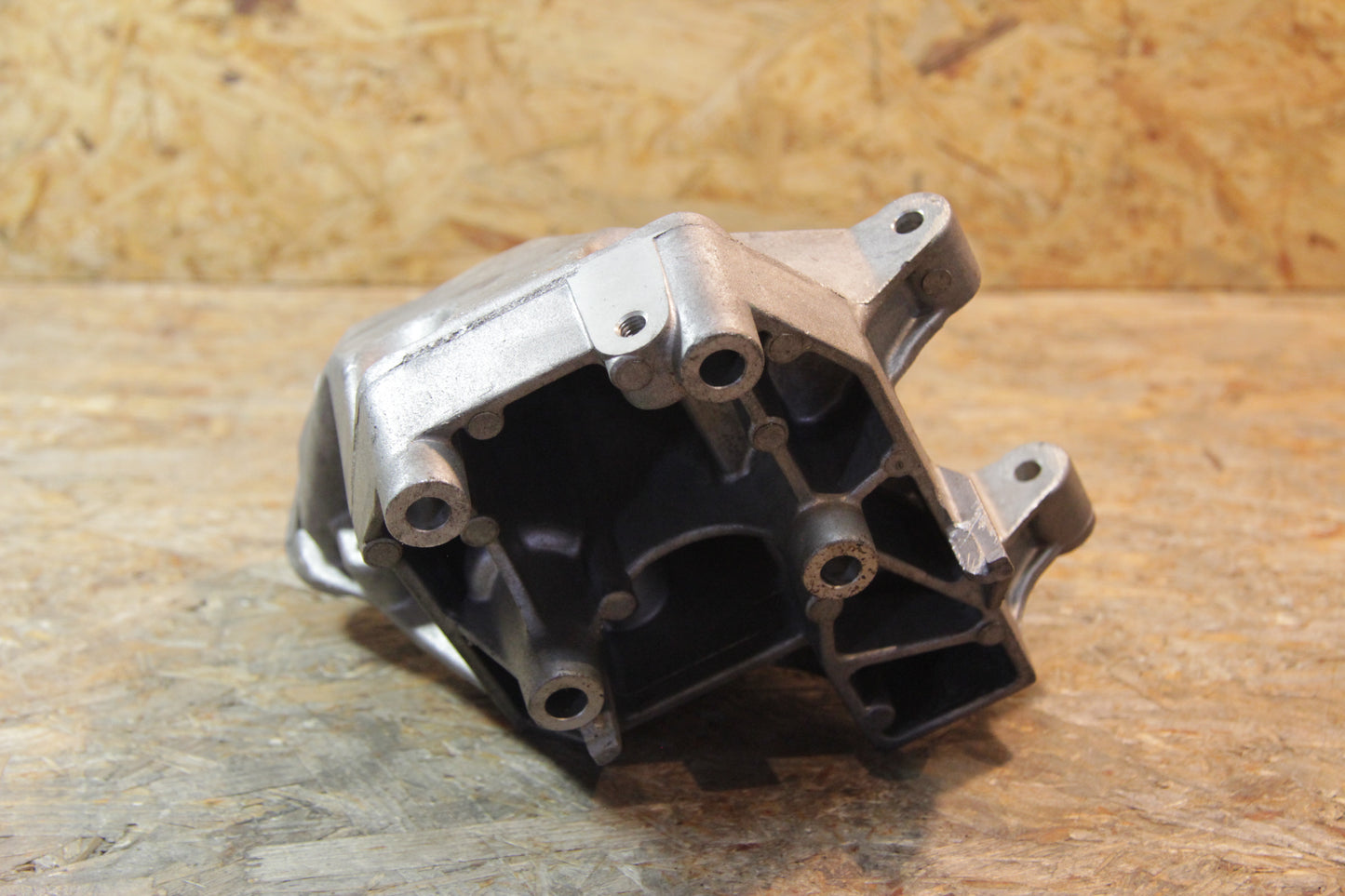 Original GM Opel Halter Befestigung Lichtmaschine vorn 90410956 Omega A , Senator B