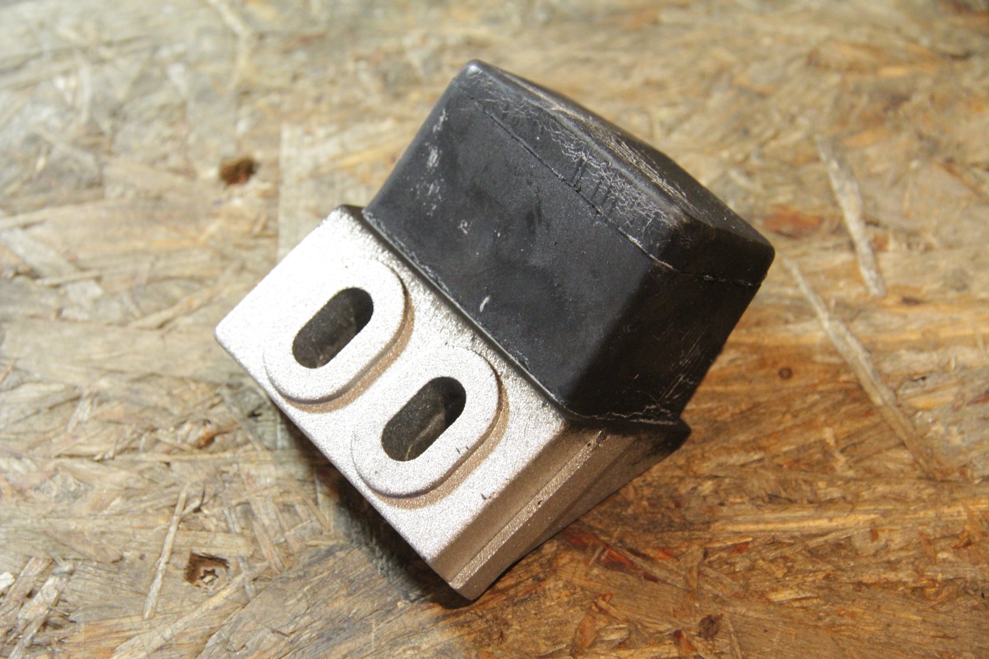 Original GM Opel Dämpfungsblock Motorbefestigung hinten  9224058 Vectra B Neu