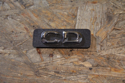 Original GM Opel Emblem CD chrom auf grauer Platte Tür seitlich L: 7,5 cm B: 3,8 cm 90510816 Astra F Neu