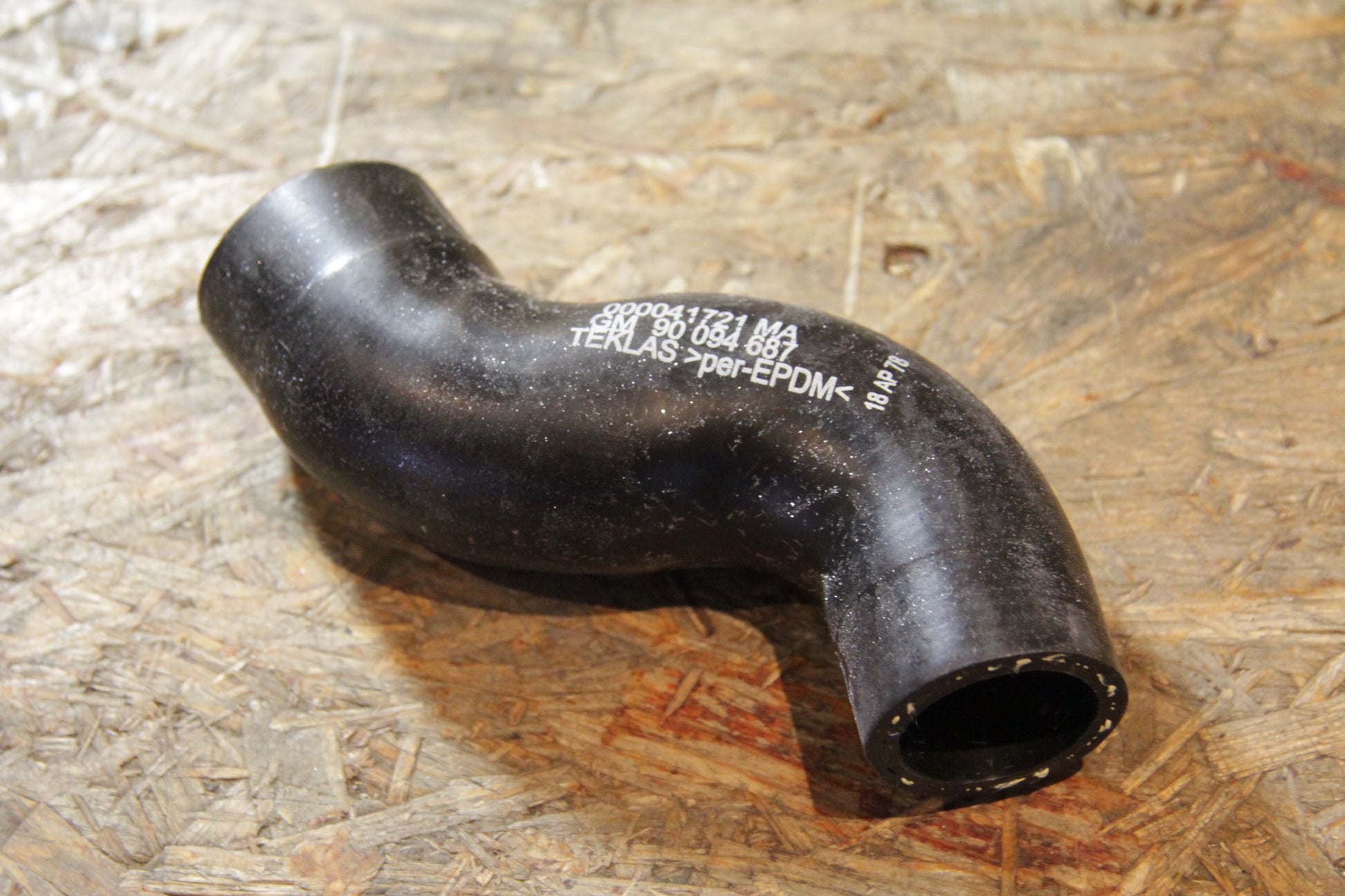 Original GM Opel Schlauch Verbindungsrohr an Wasserpumpe 90094687 Kadett E , Kadett E Cabrio Neu