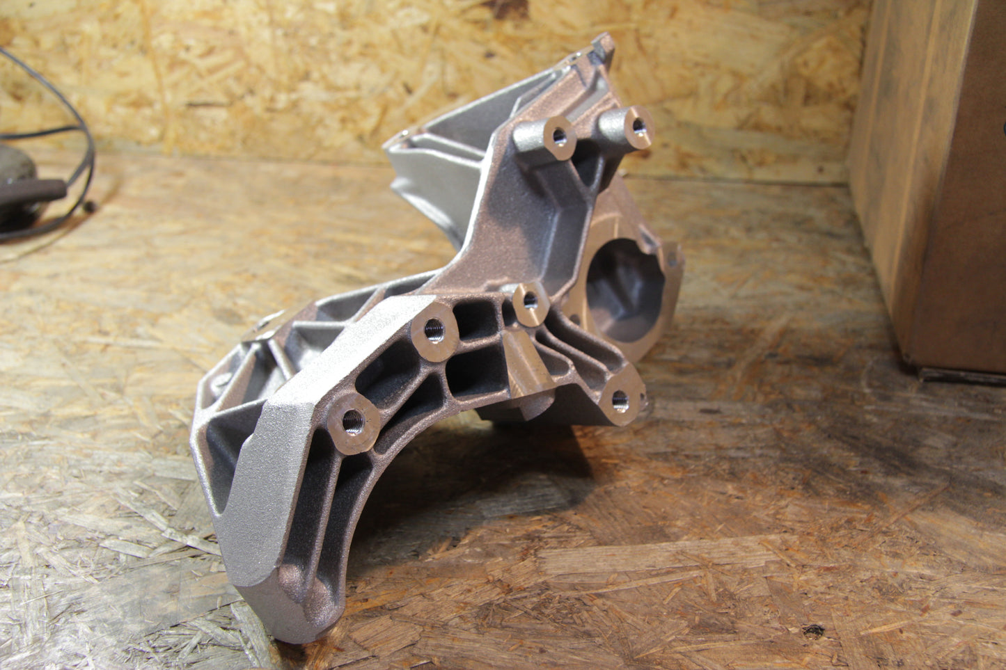 Original GM Opel Stütze Kompressor Klimaanlage und Lenkhilfepumpe Kennzeichen: BA  90528680 Vectra B Neu