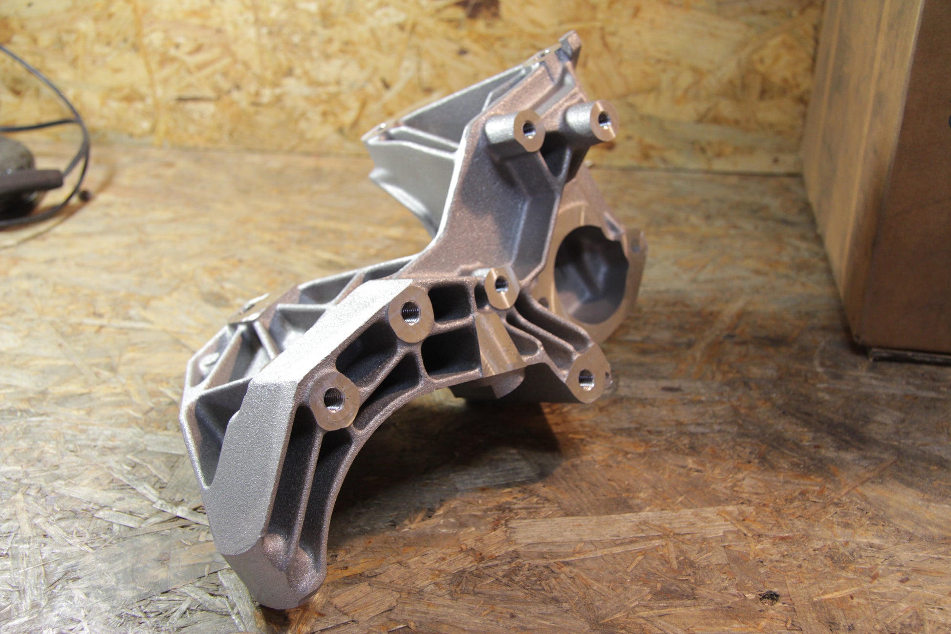 Original GM Opel Stütze Kompressor Klimaanlage und Lenkhilfepumpe Kennzeichen: BA  90528680 Vectra B Neu