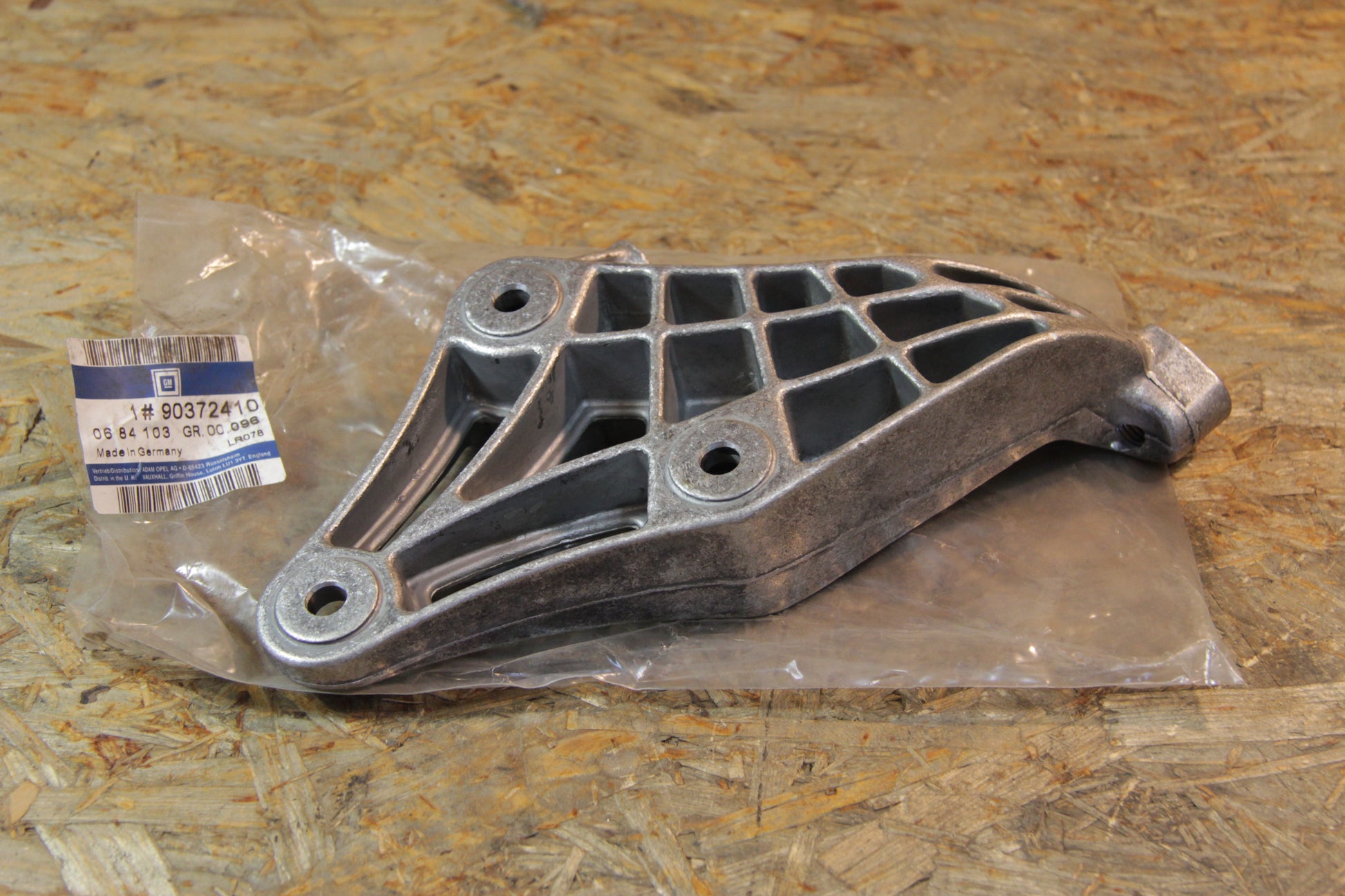Original GM Opel Halter Motoraufhängung vorne rechts  90372410 Calibra , Vectra A Neu