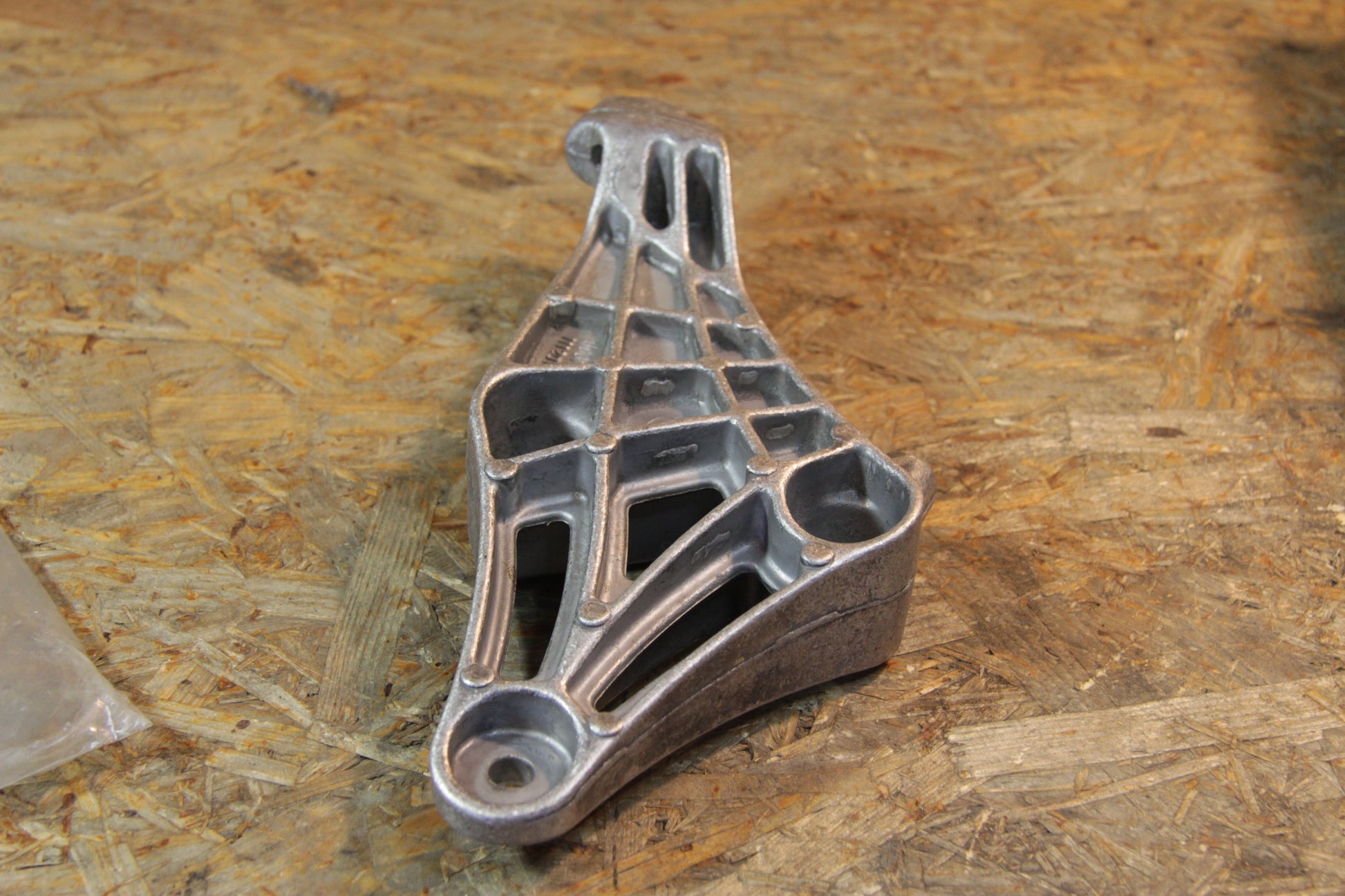 Original GM Opel Halter Motoraufhängung vorne rechts  90372410 Calibra , Vectra A Neu