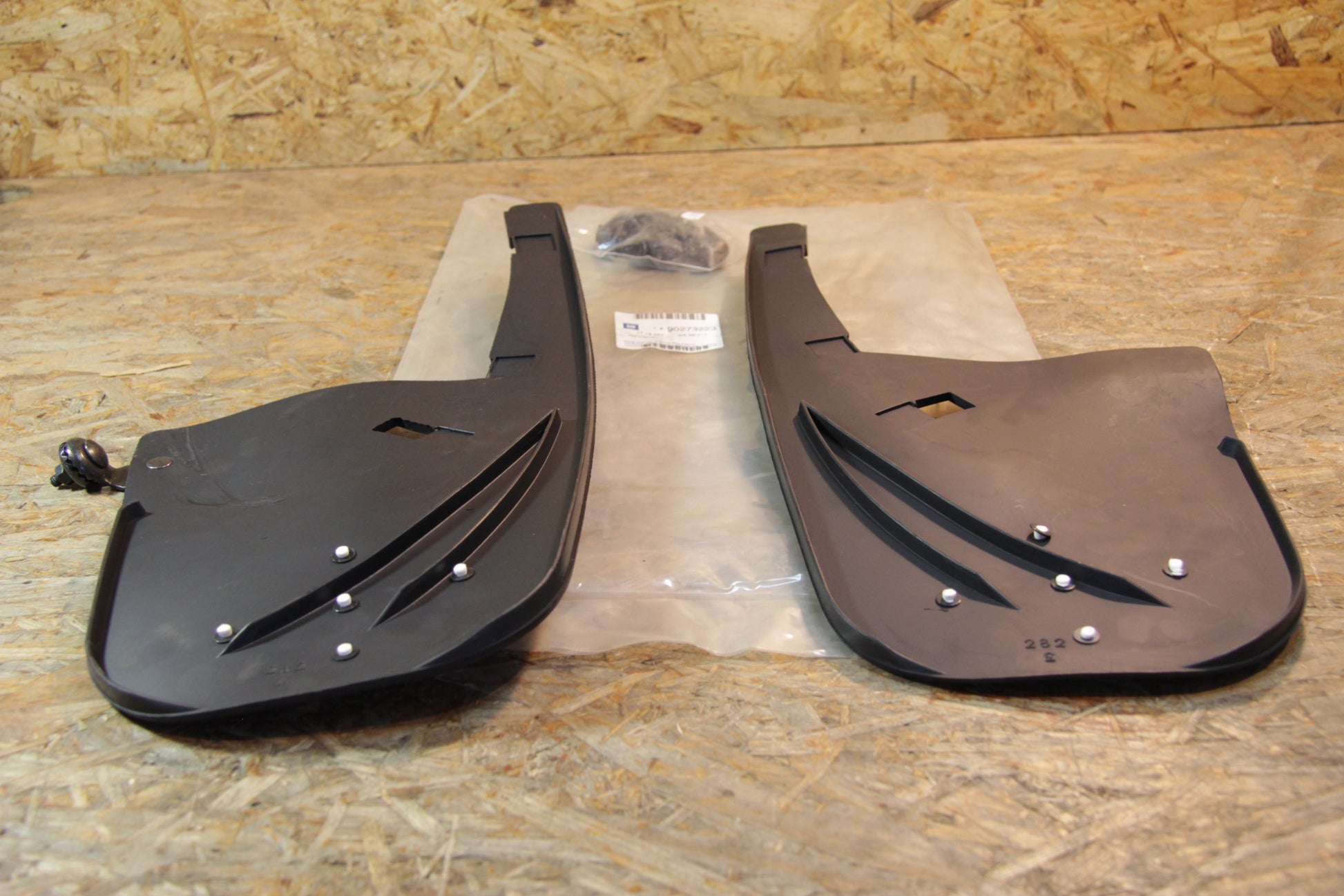 Original GM Opel Satz Schmutzfänger hinten, schwarz mit bef, Teilen mit OPEL Emblem  90273223 Omega A Neu