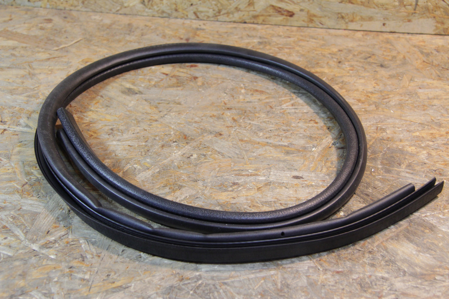 Original GM Opel Gummiabdichtung Hintertür  (Oberteil links und rechts verwendbar) 9204102 Agila A Neu