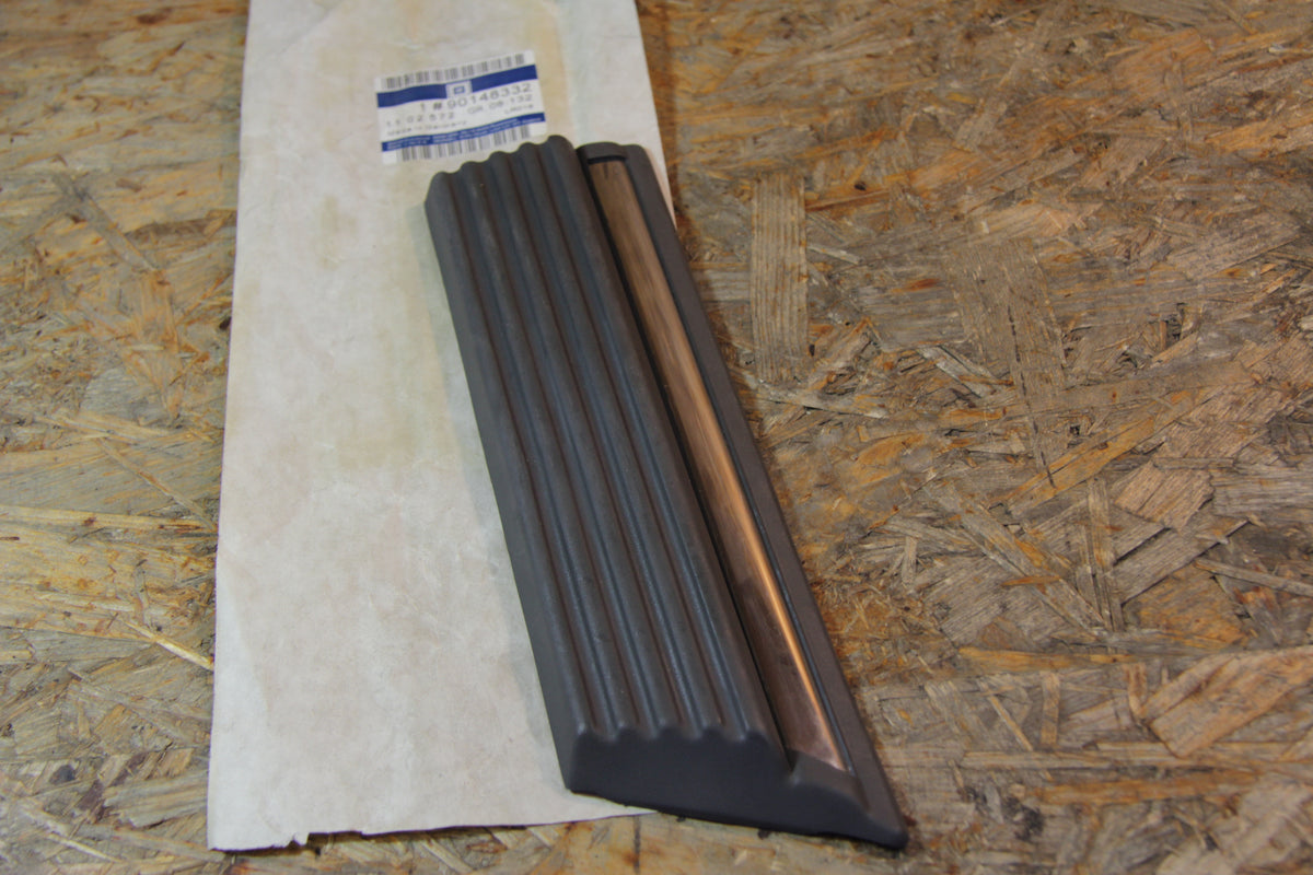 Original GM Opel Zierleiste für den Kotflügel vorn rechts, grau mit Chromstreifen, 90148332 Rekord E Neu