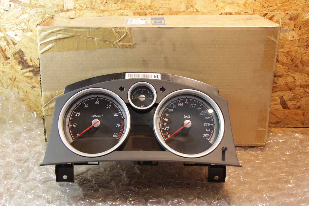Original GM Opel Instrument Tacho schwarze Zifferblätter mit Chromringen 260 km/h 80000 RPM Kennzeichen: NU 13216675 Astra...
