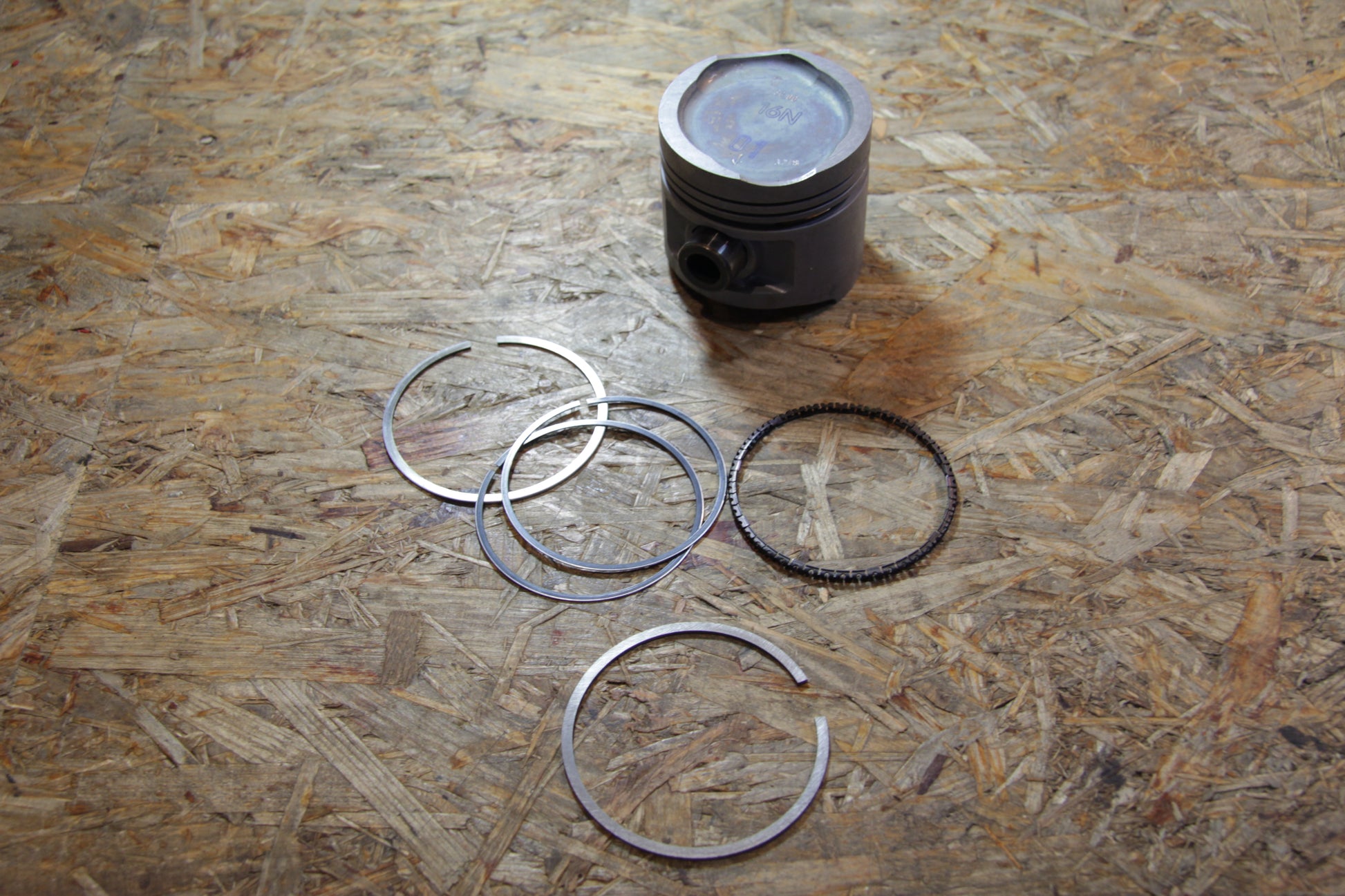 Kolben mit Kolbenbolzen und Ringe Zylinderbohrung 80,01 mm Kennzeichen: 01
