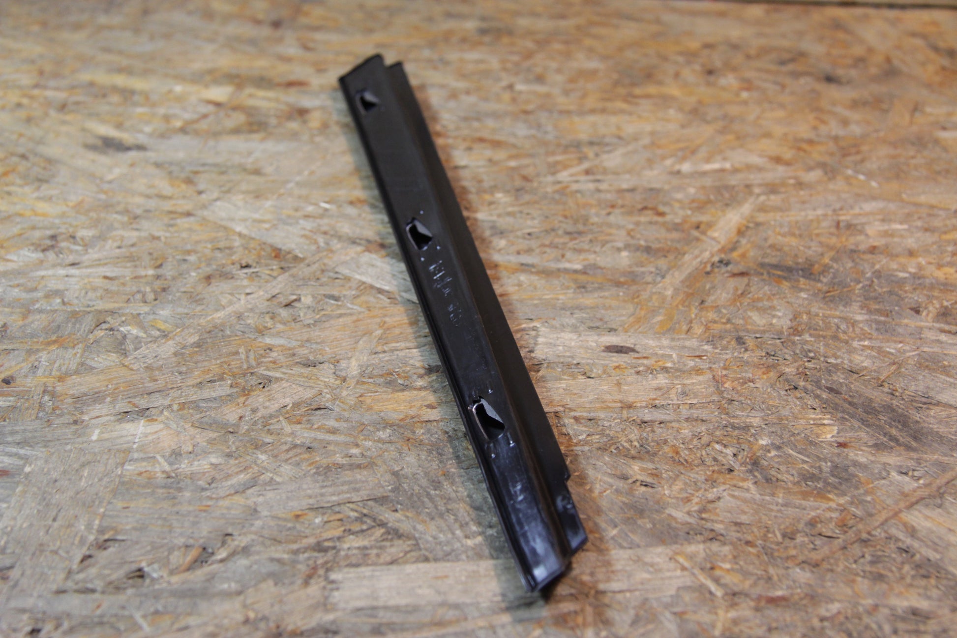 Original GM Opel Zierleiste Seitenwandfenster unten rechts grau  90331924 Omega A