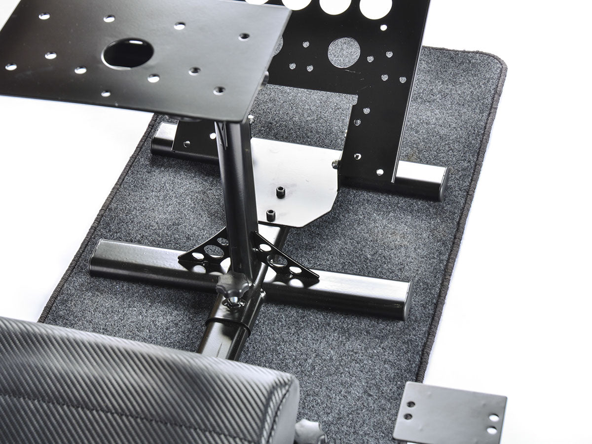 FK Gamesitz Spielsitz Rennsimulator eGaming Seats Suzuka schwarz/gold Carbonlook mit Teppich