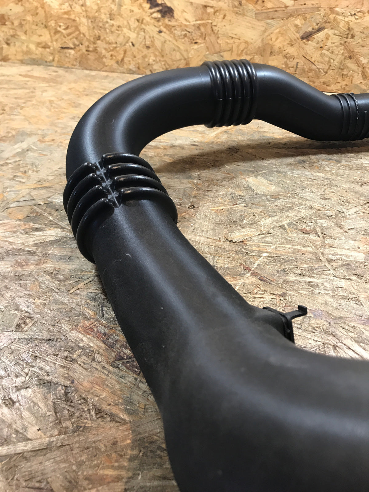 Original Opel Vivaro A 2.5 DTI Renault Trafic 2.5 Nissan Primastar Ladeluftkühlerschlauch zwischen Kühler an Adapter NEU