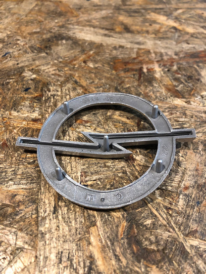 Original GM Opel Corsa A Emblem Kühlergrill Neu