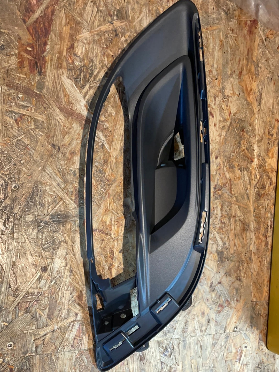 Original GM Opel Astra J Einsatz Stoßfänger vorne rechts Neu