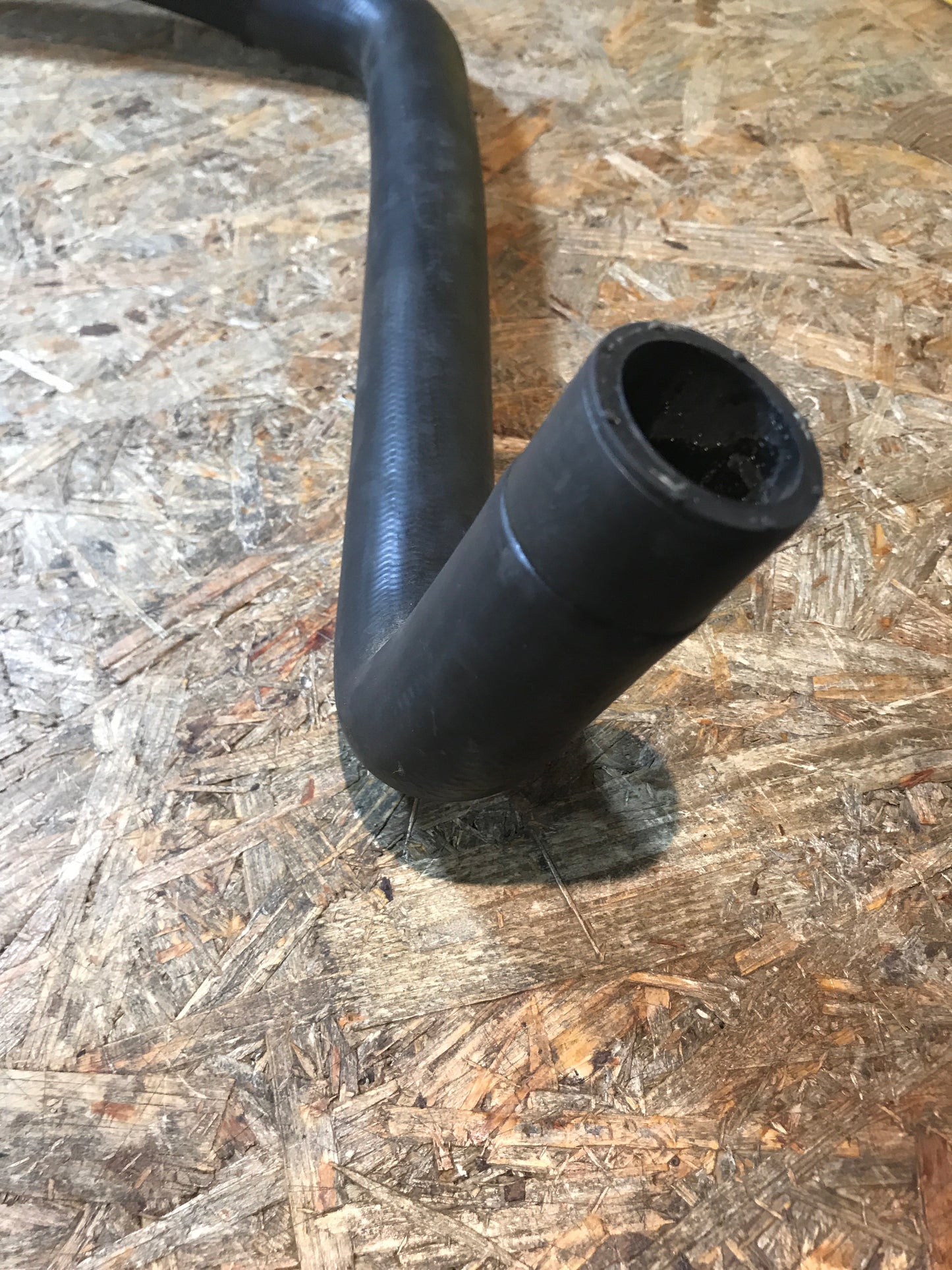 Original Opel Vivaro A 2.5DTI Wasserschlauch Anlass Kühler NEU