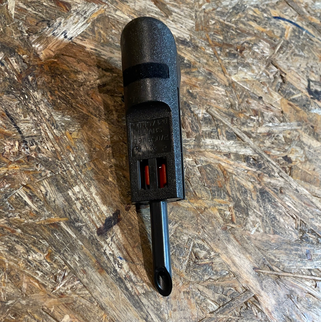 Original GM Opel Omega B Knopfstange Hintertürverriegelung innen schwarz Neu