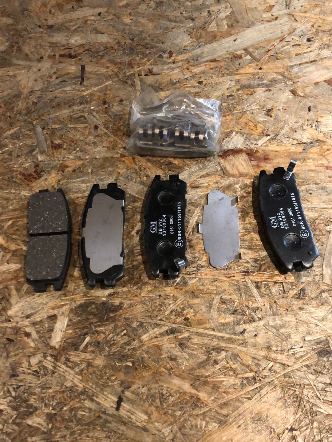 Original GM Opel Frontera A Monterey A B Bremsklötze hinten Neu