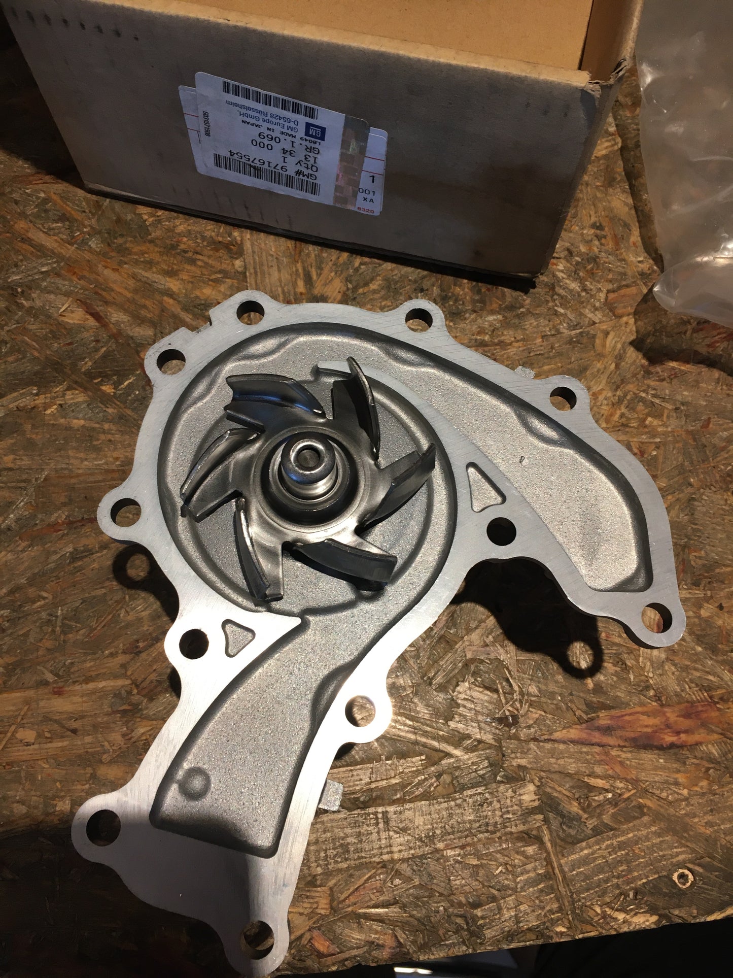 Original Isuzu Trooper Wasserpumpe NEU