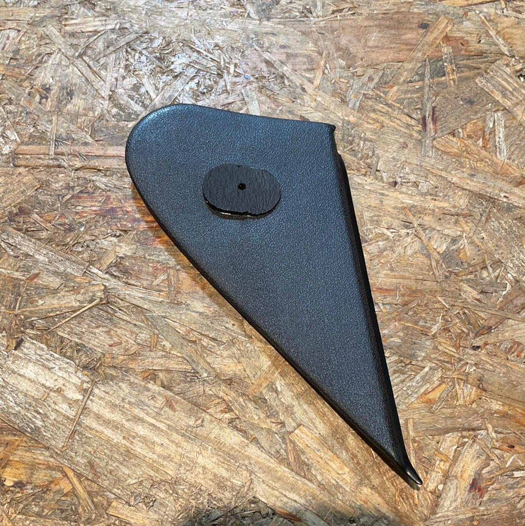 Original GM Opel Corsa A Einsatzecke vorne links Fensterrahmen Verblendung vorne Neu