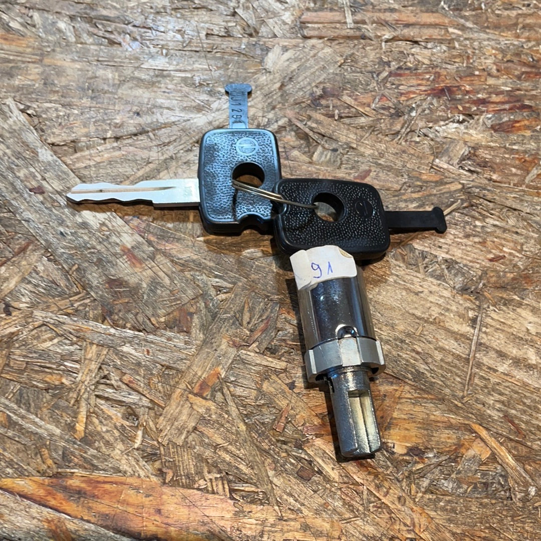 Original GM Opel Kadett C Caravan Schließzylinder Heckklappe Neu