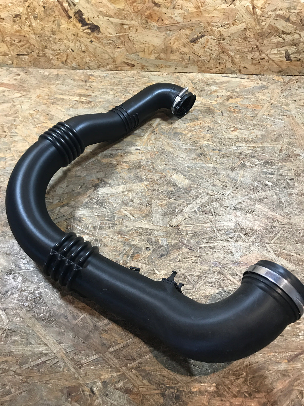 Original Opel Vivaro A 2.5 DTI Renault Trafic 2.5 Nissan Primastar Ladeluftkühlerschlauch zwischen Kühler an Adapter NEU