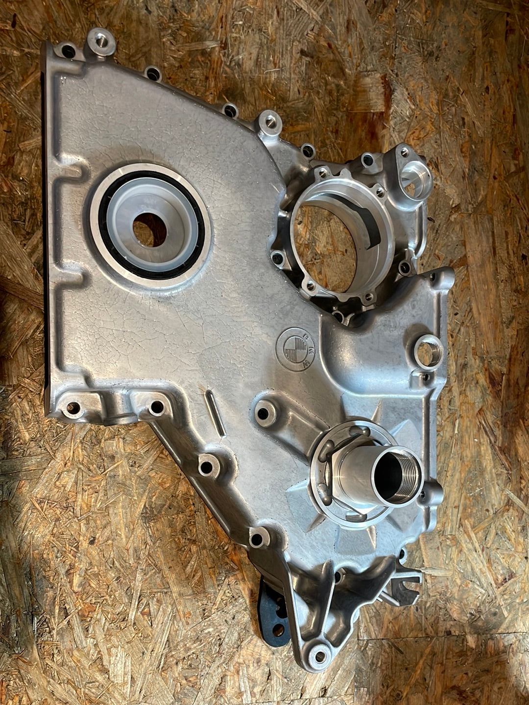 Original GM Opel Omega B 2,5 TD Steuergehäuse Stirndeckel Neu