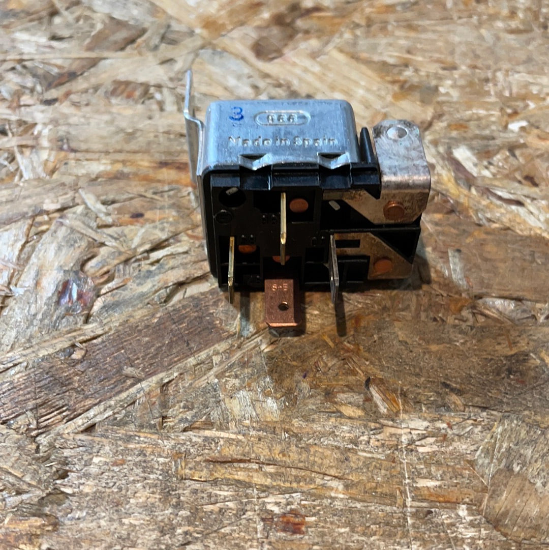Original GM Opel Kadett E Relais Zusatzbremsleuchte Neu