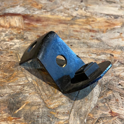 Original GM Opel Rekord B Halter Stoßstange hinten rechts Neu