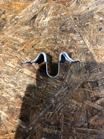 Original GM Opel Omega B Sicherungsbügel Neu