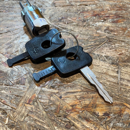 Original GM Opel Kadett C Caravan Schließzylinder Heckklappe Neu