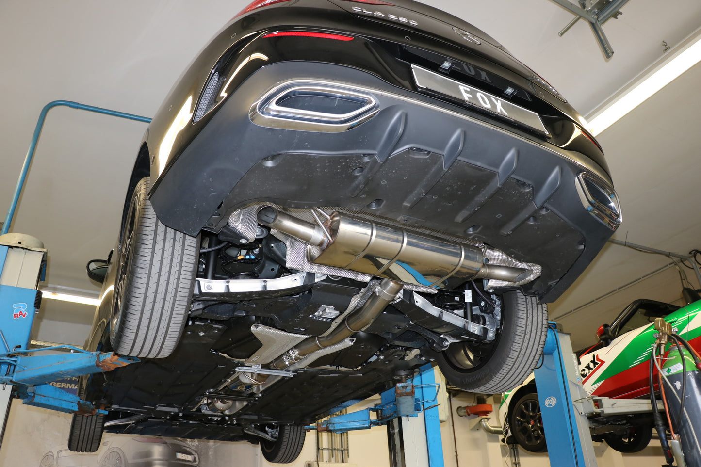 FOX Mercedes CLA 250 4matic - 118 Endschalldämpfer quer Ausgang rechts/links - Ausgang der Endrohre hinter der Stoßstange