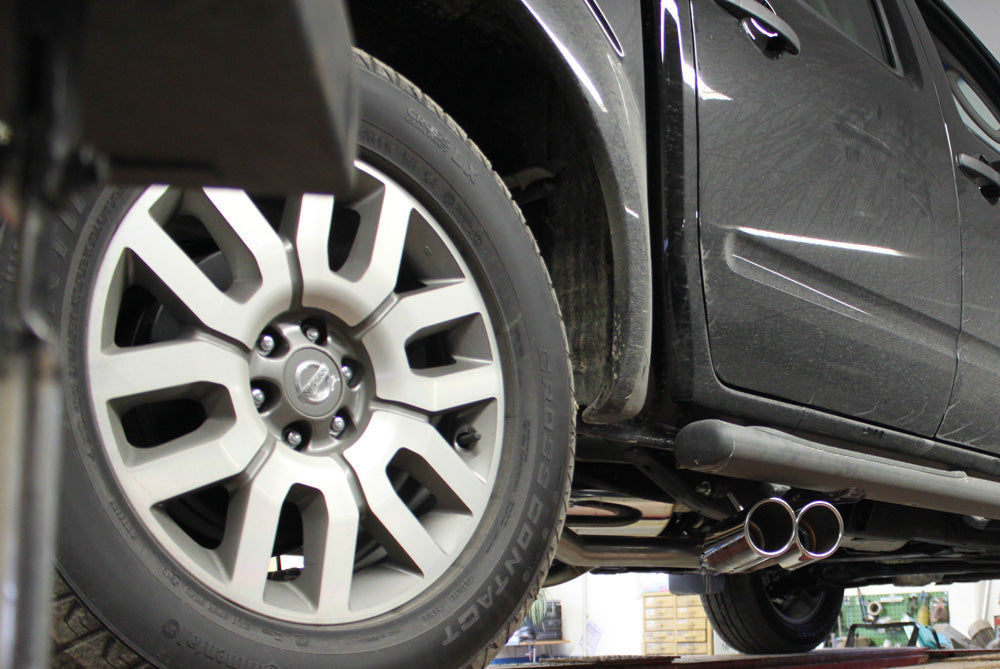 FOX Nissan Navara D40 - 2,5l dCi Endschalldämpfer Sidepipe, Ausgang rechts und links am Fahrzeug - 2x90 Typ 16 rechts/links